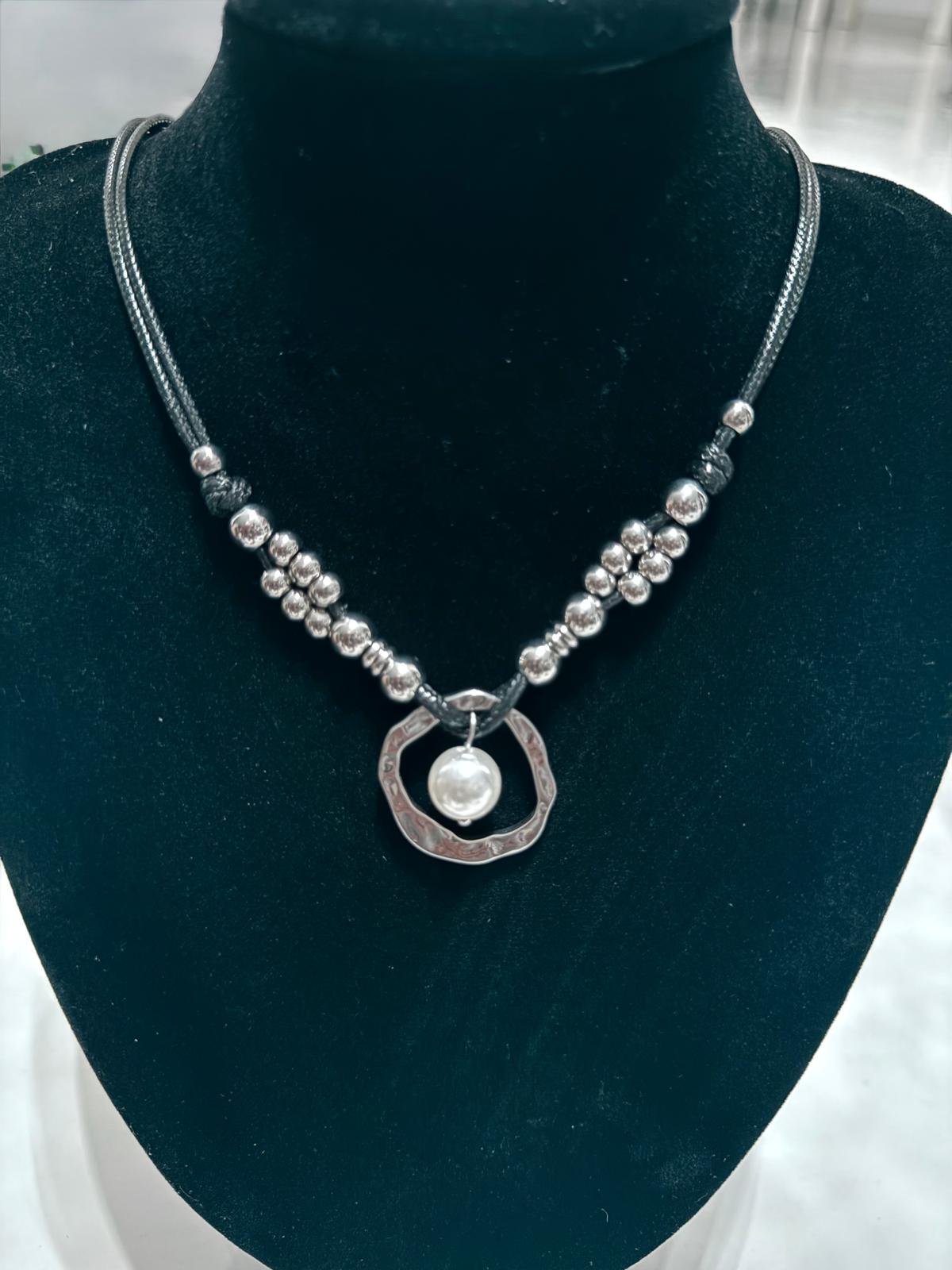 Collar Negro Perla con Colgante Orgánico