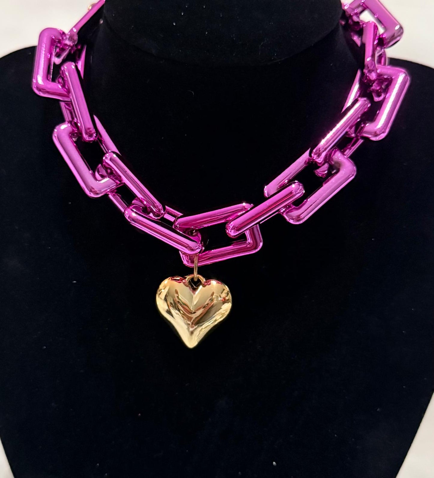Collar Cadena Fucsia Dije Corazón Dorado