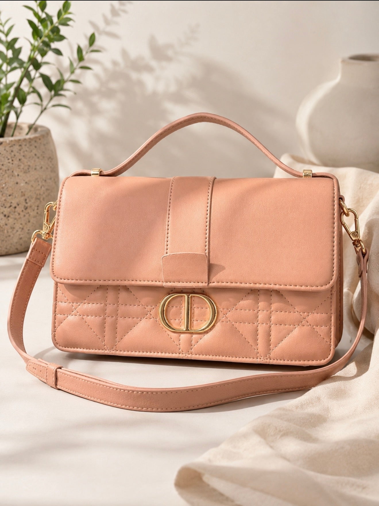 Bolso Rosa Nude Acolchado Cuero Vegano Detalles Dorados