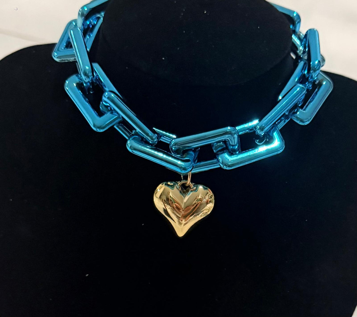 Choker Cadena Gruesa Azul con Dije de Corazón Dorado