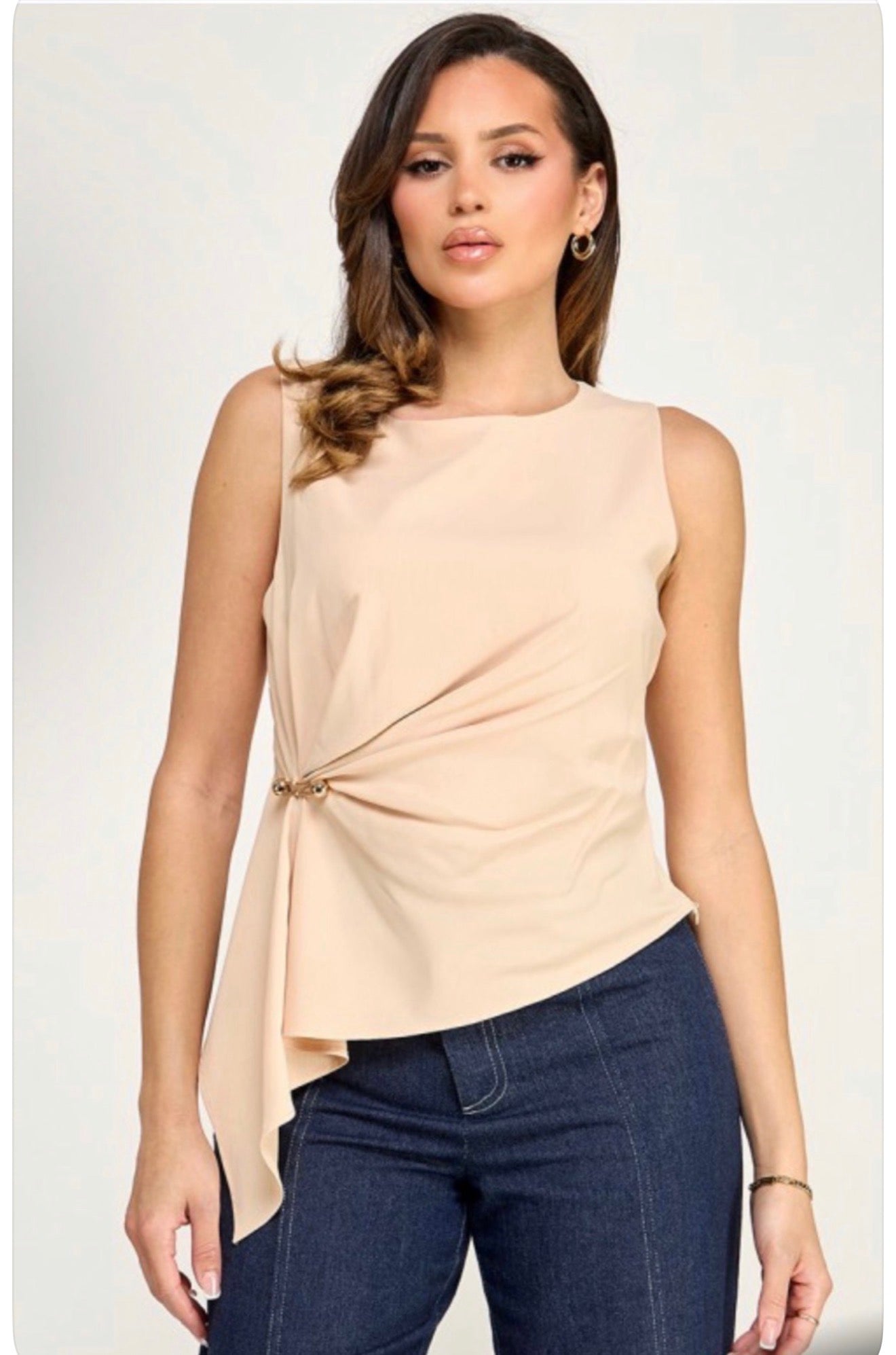 Blusa Asimétrica con Broche Dorado