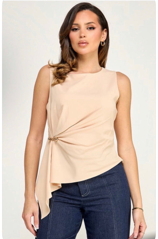 Blusa Asimétrica con Broche Dorado