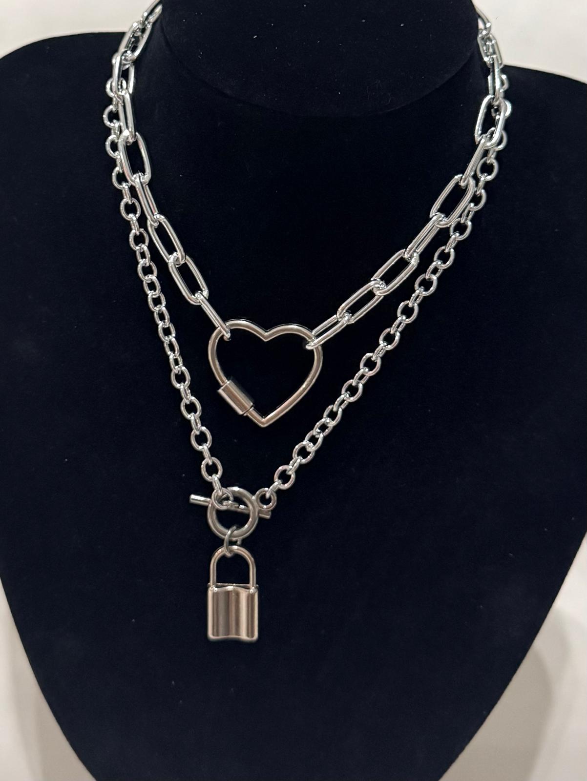 Collar Multicadena Plateado Corazón y Candado