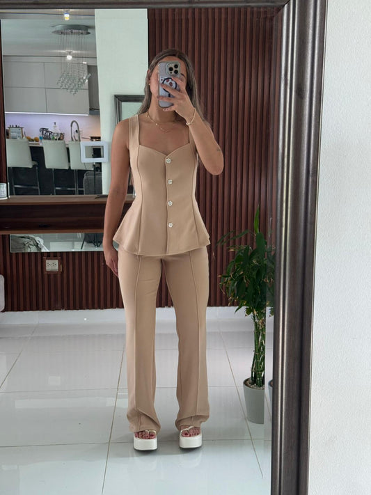 Set Beige con Botones Dorados