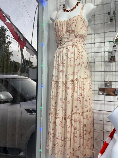 Traje largo crema con flores