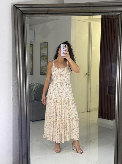 Traje largo crema con flores