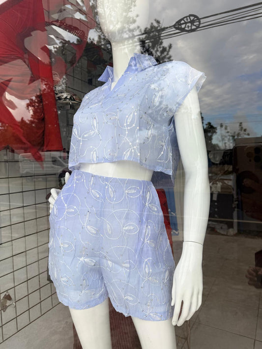 Conjunto Azul Cielo Crop Top y Short con Bordado Floral