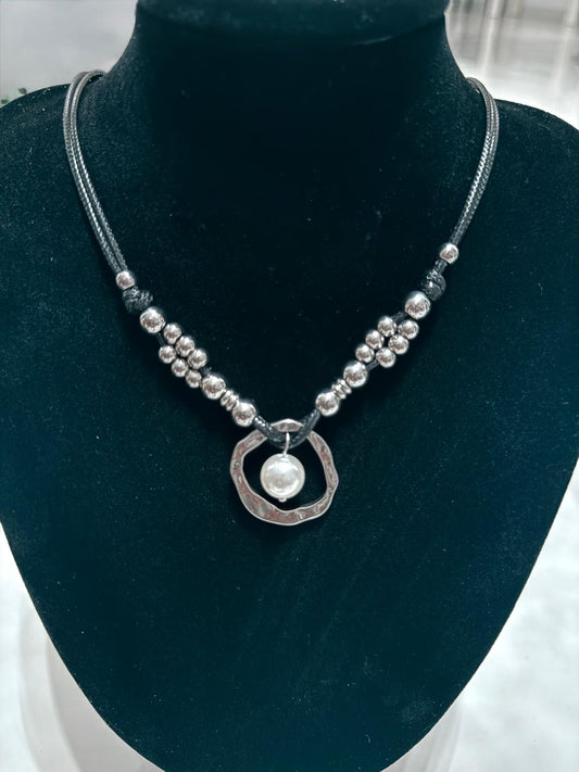 Collar Negro Perla con Colgante Orgánico