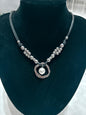 Collar Negro Perla con Colgante Orgánico