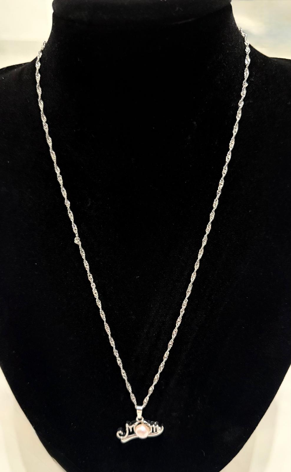 Collar "Mom" con Perla y Cadena Trenzada