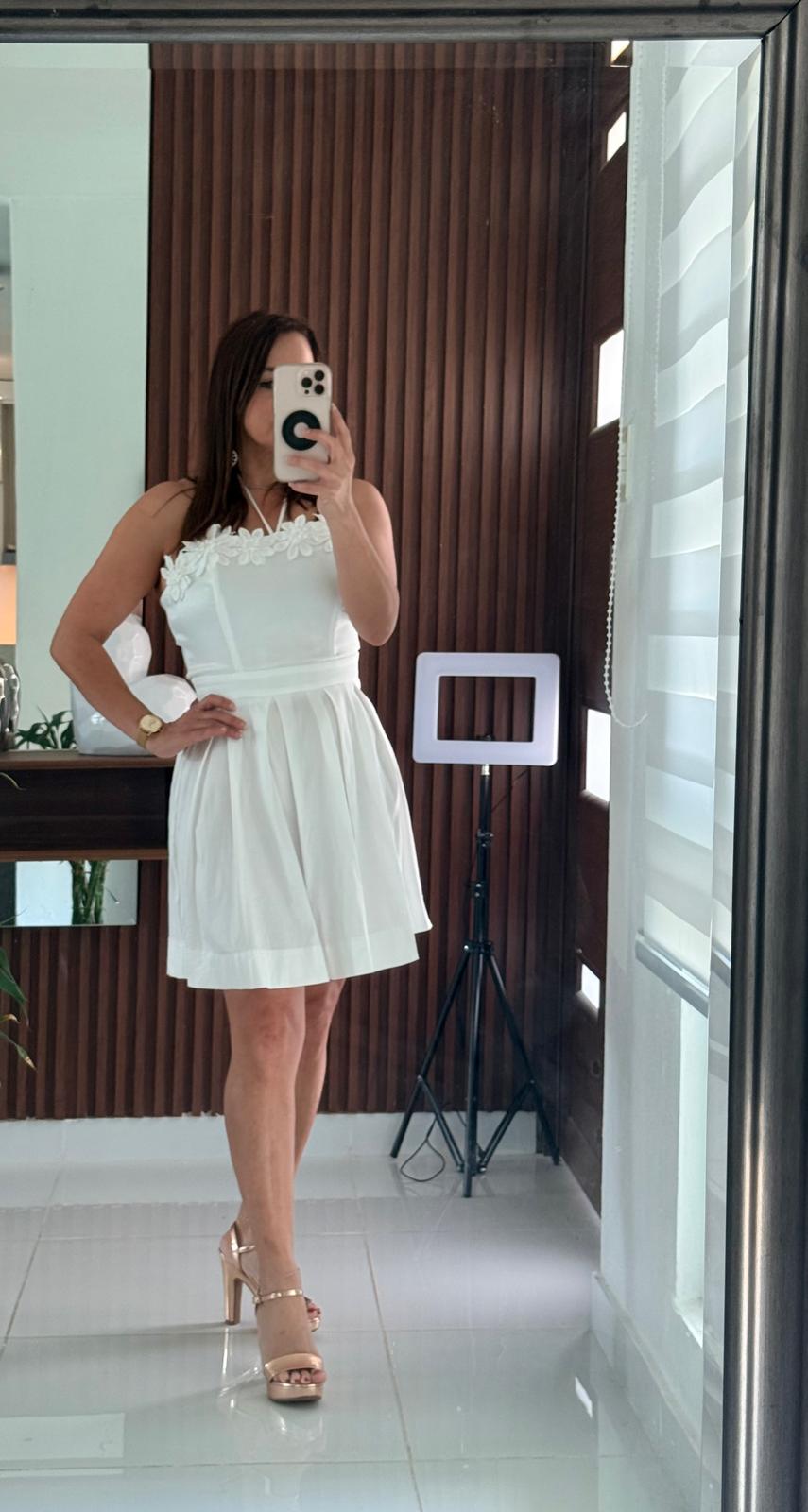 Vestido Blanco Corto con Flores 3D y Falda con Vuelo