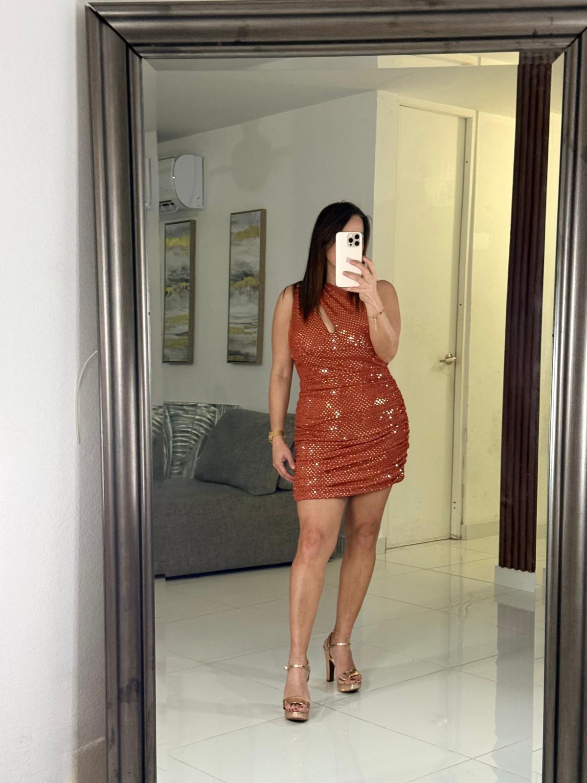 Vestido Corto Terracota con Lentejuelas y Cuello Halter