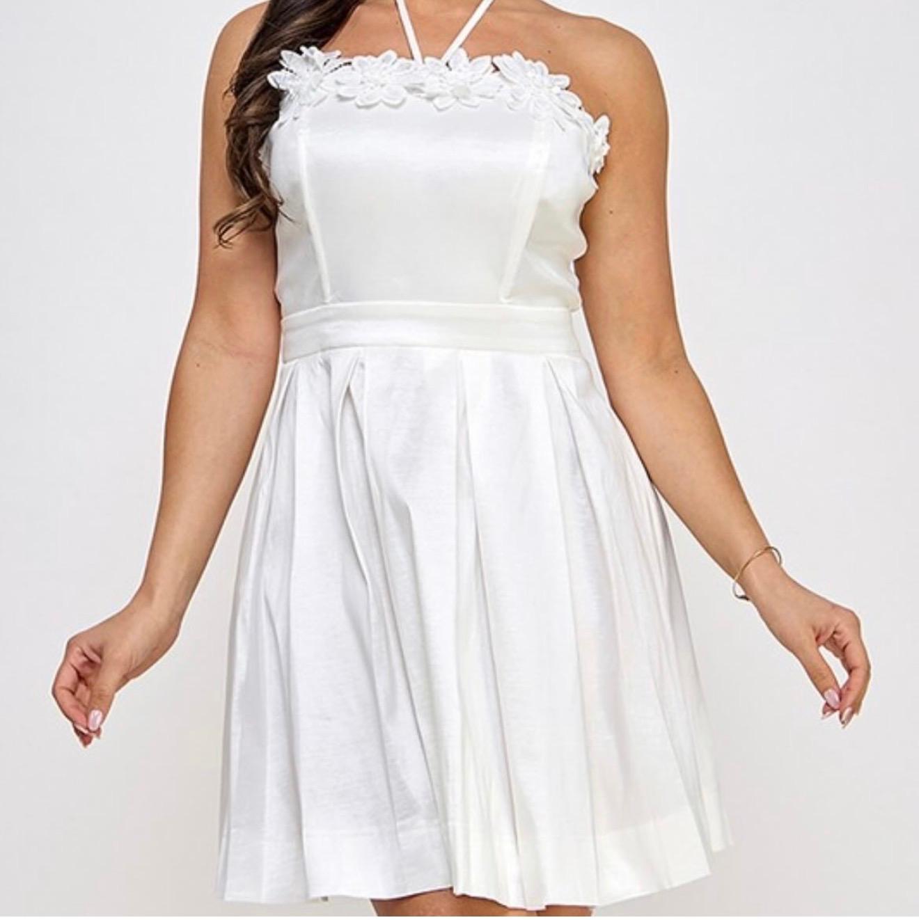 Vestido Blanco Corto con Flores 3D y Falda con Vuelo