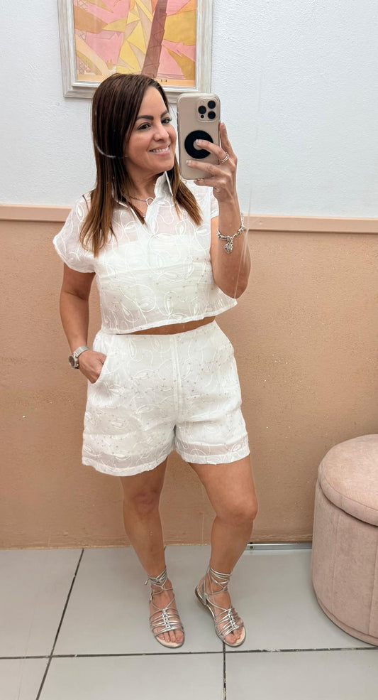 Conjunto Blanco Crop Top y Short con Bordado Floral