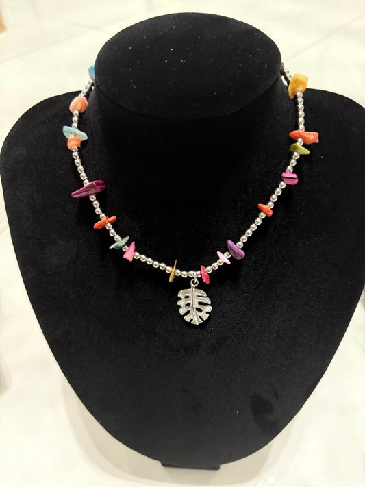 Collar Tropical Piedras de Colores con Dije Monstera