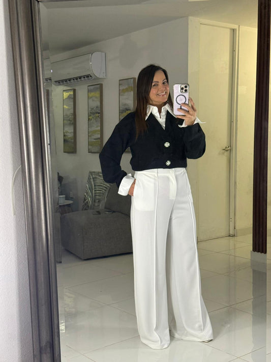 Blazer Negro con Cuello Blanco y Botones Decorativos