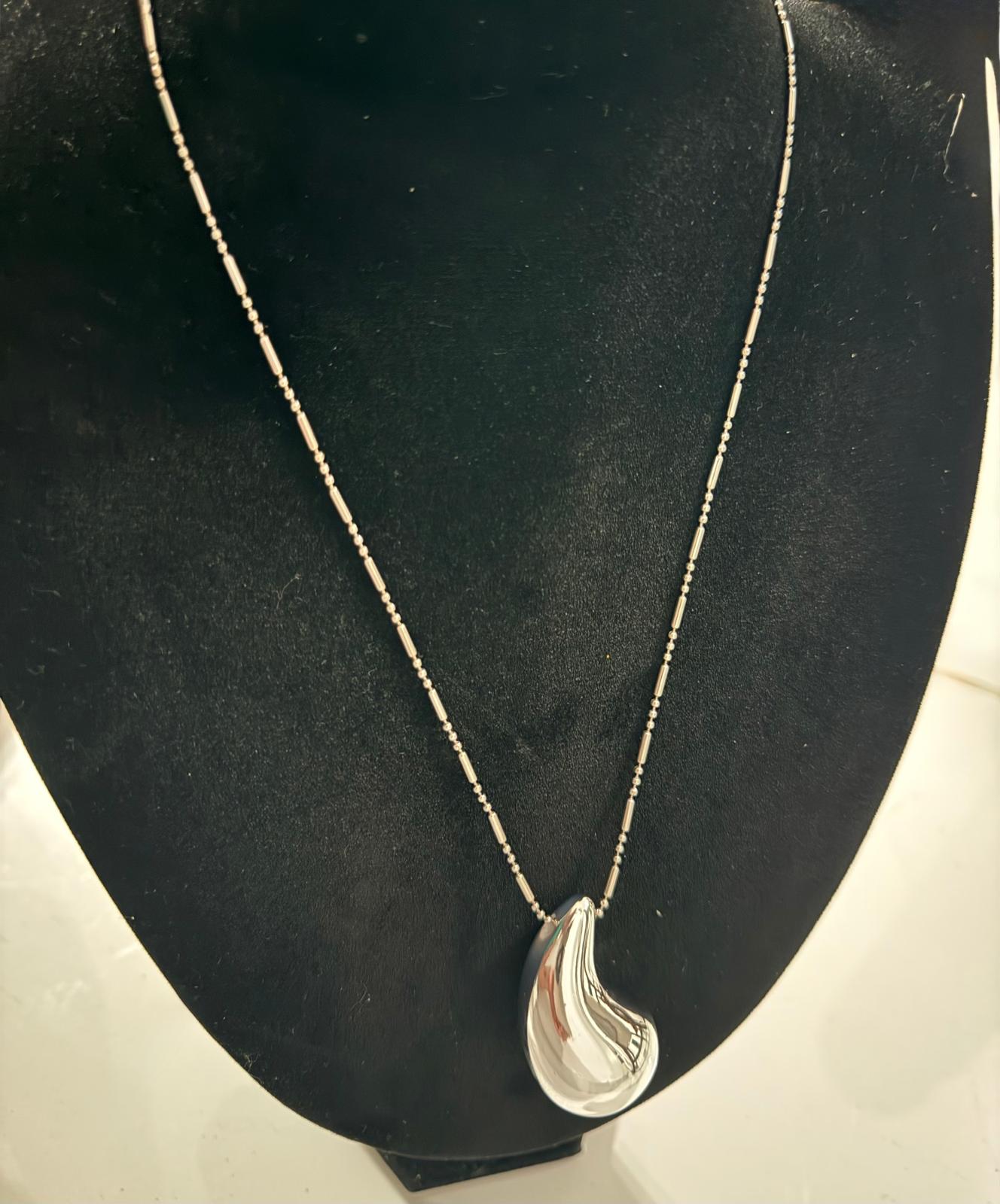 Collar Plateado Gota Moderna