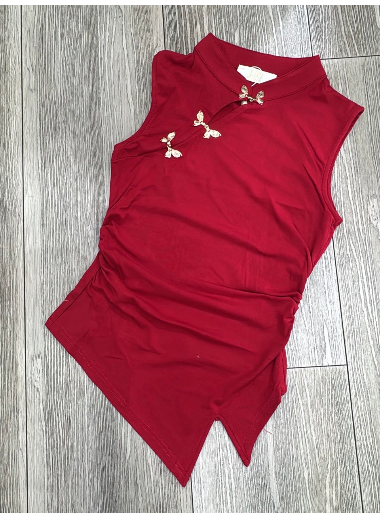Top Scarlet con Broches Dorados