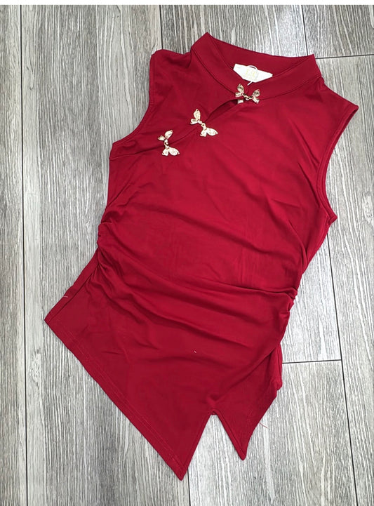 Top Scarlet con Broches Dorados