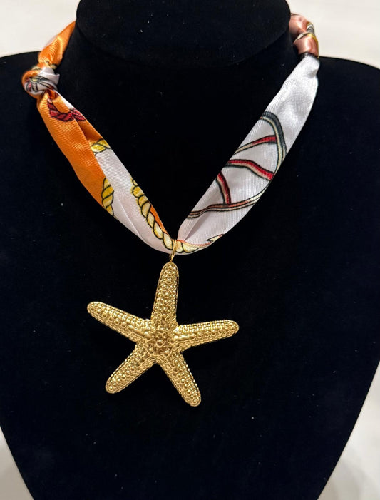 Collar Pañuelo Estampado Estrella de Mar Dorada
