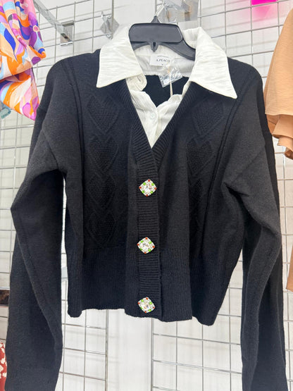 Blazer Negro con Cuello Blanco y Botones Decorativos