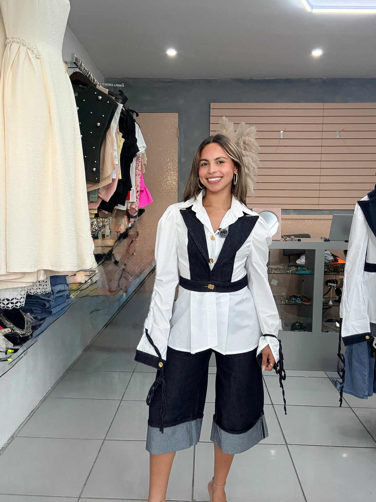 Camisa bicolor marfil y negro de manga larga con detalle en la cintura