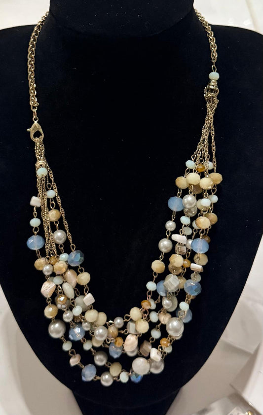 Collar Multicapa de Cristales y Perlas en Tonos Neutros
