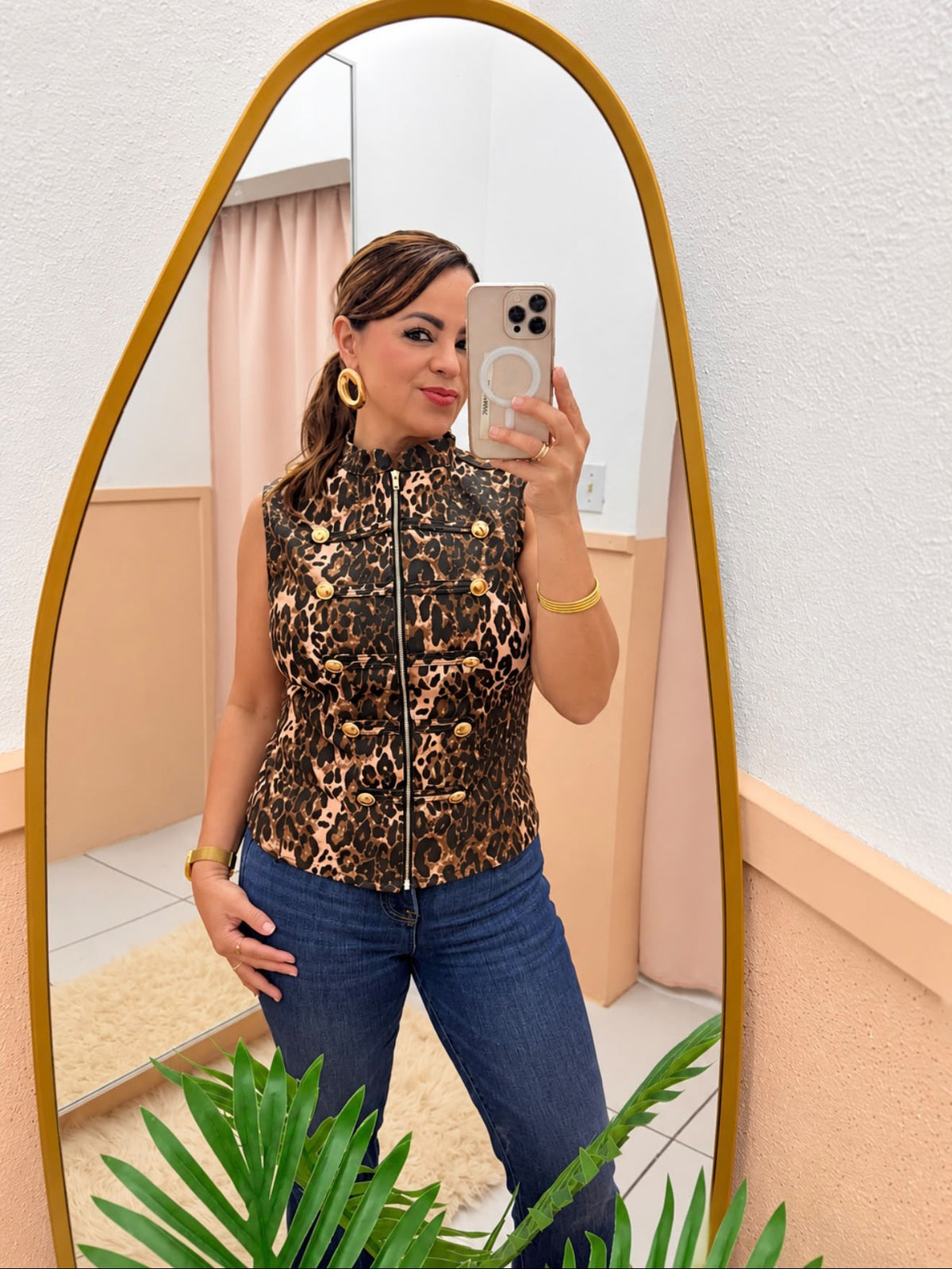 Chaleco sin mangas animal print marrón y negro con botones dorados
