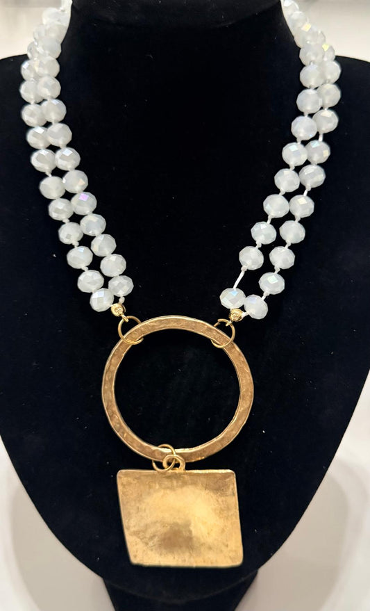 Collar Doble Cuentas Cristal Blanco Dije Geométrico Dorado