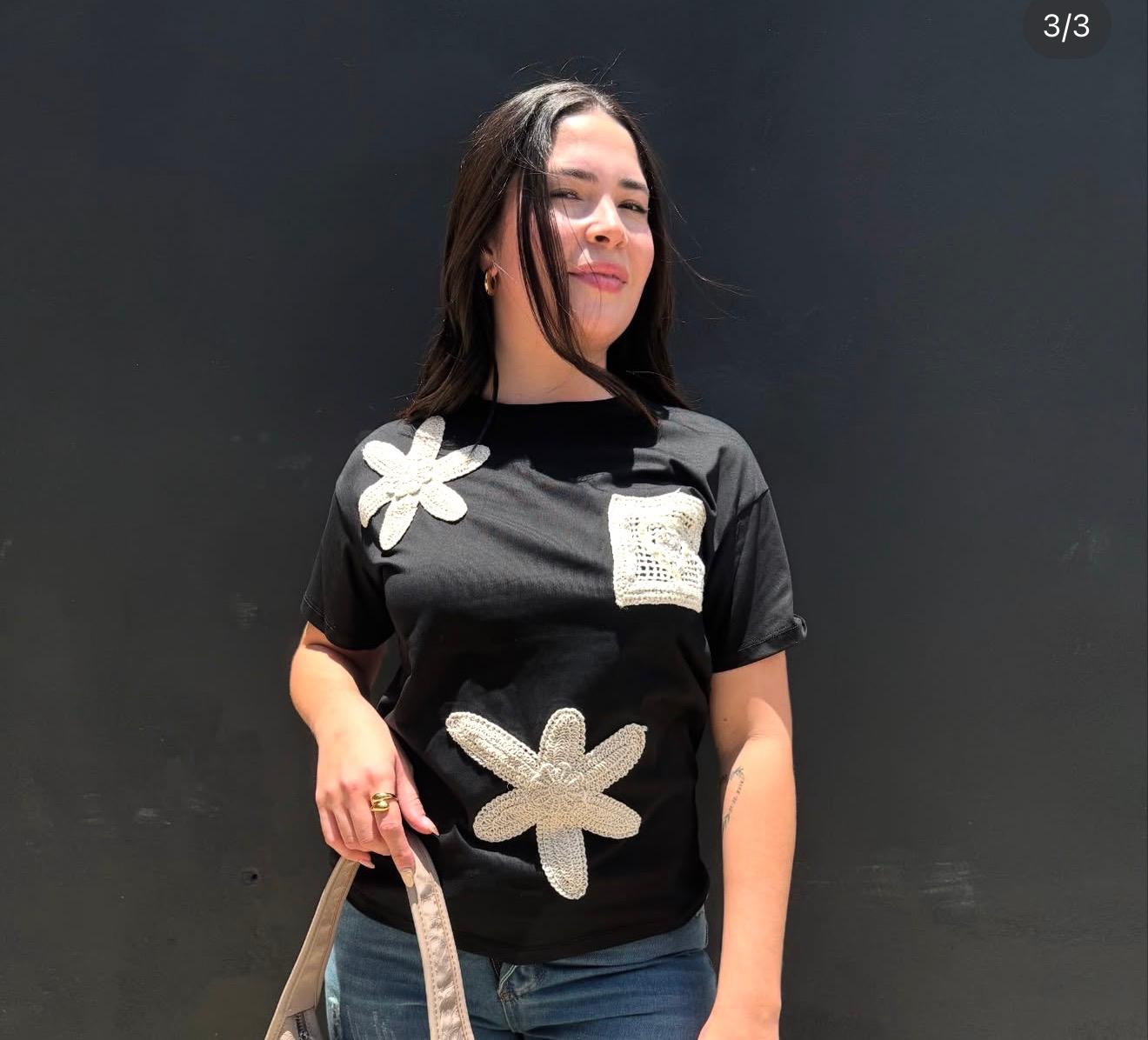 Camiseta Negra Parches Dorados