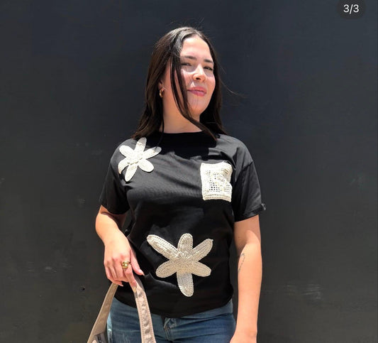 Camiseta Negra Parches Dorados