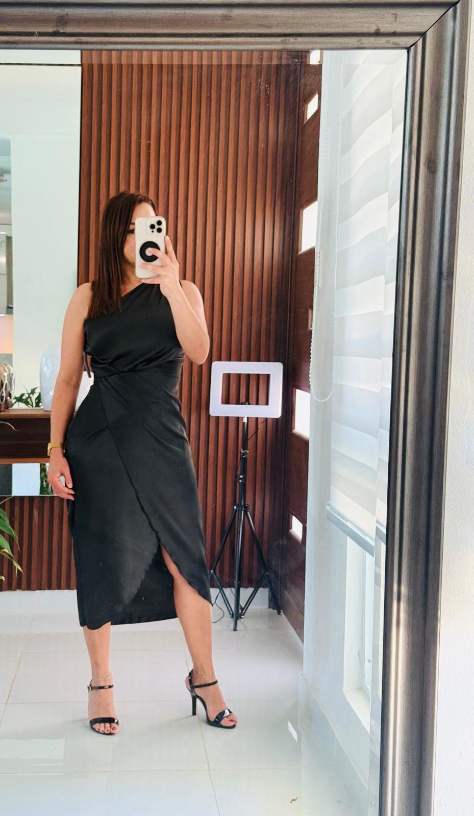 Vestido Negro Satinado Midi One-Shoulder