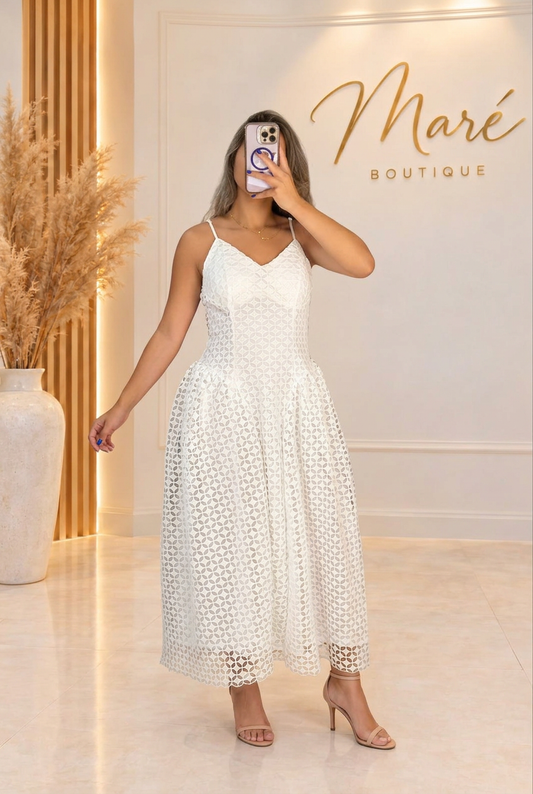 Segunda pose del vestido de encaje blanco con fondo de Maré e iluminación mejorada