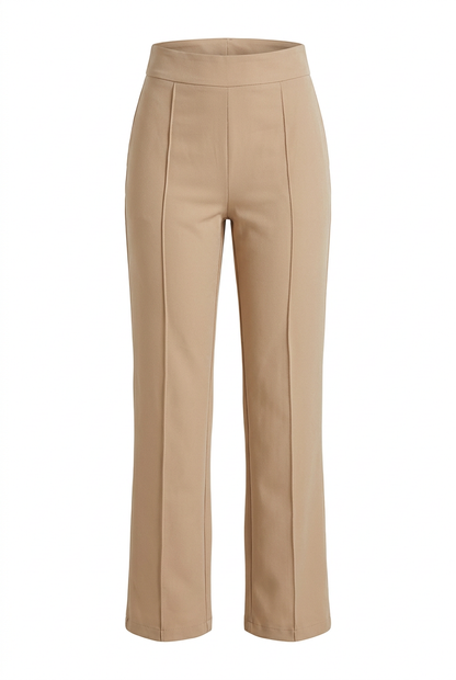 Pantalón beige de pierna recta sobre fondo blanco
